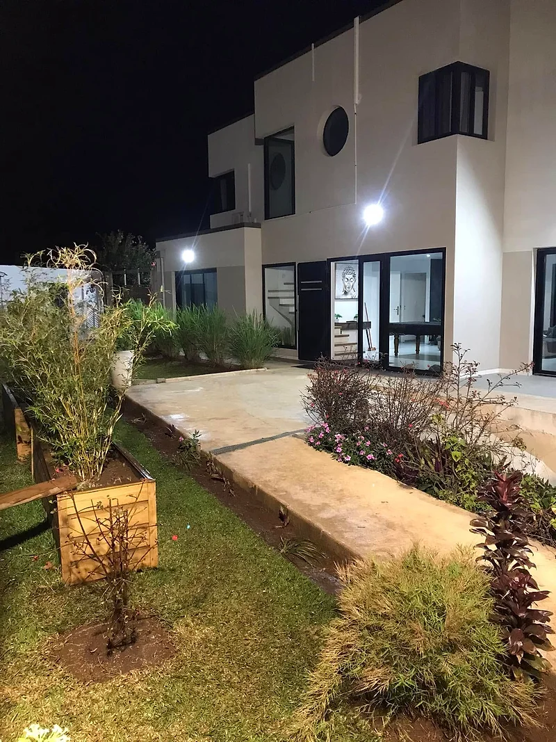 La façade et l'allée éclairées le soir