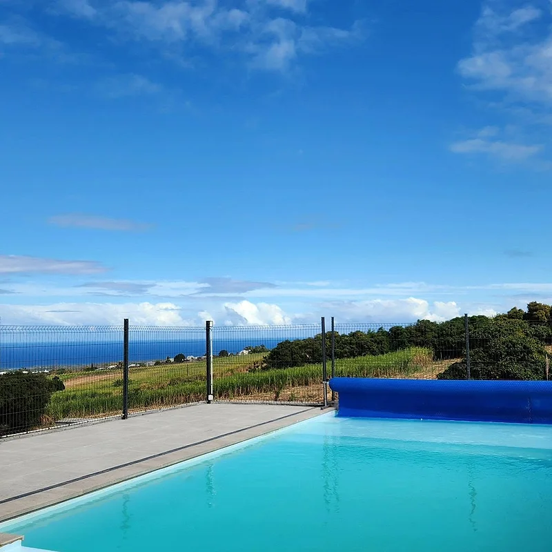 Le bord de la piscine face à l'océan