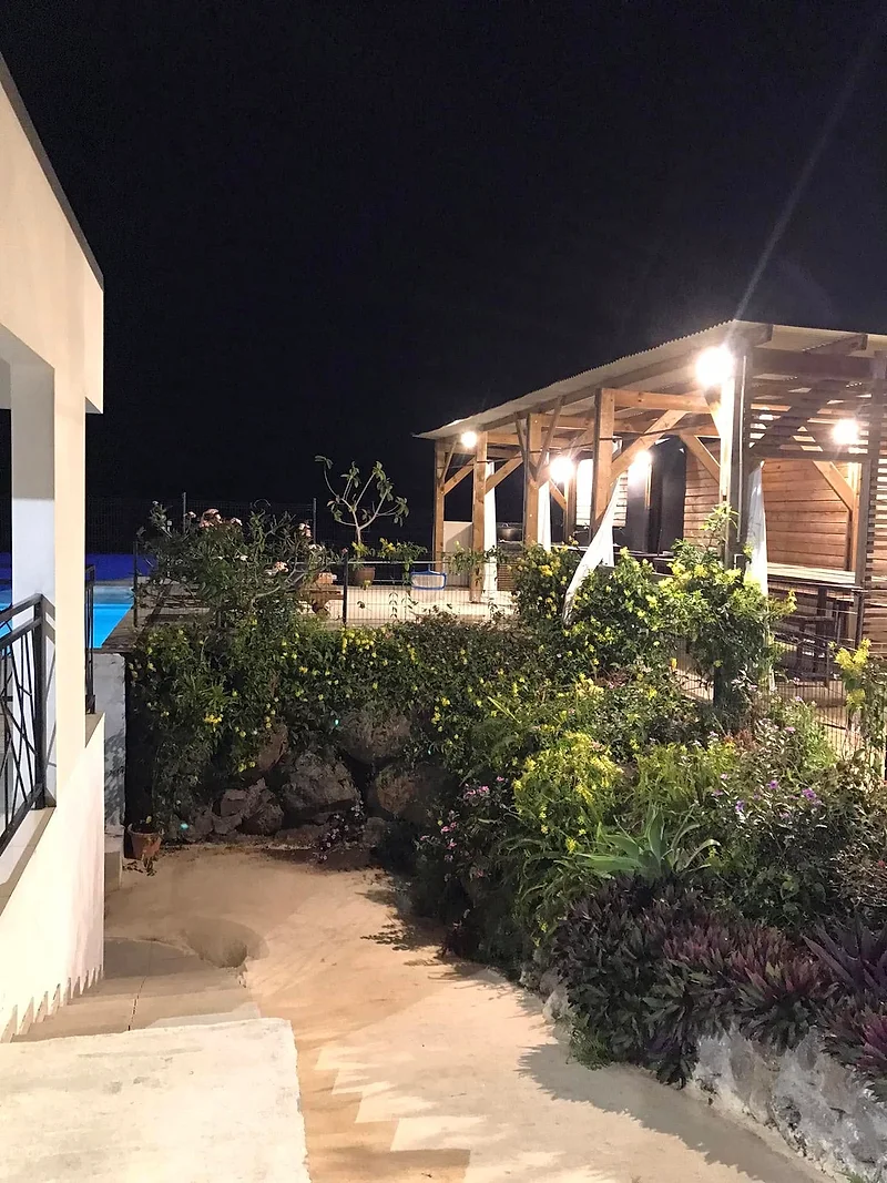 La cuisine extérieure éclairée la nuit
