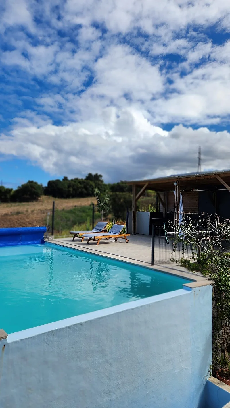 La piscine à débordement sous un ciel de nuages