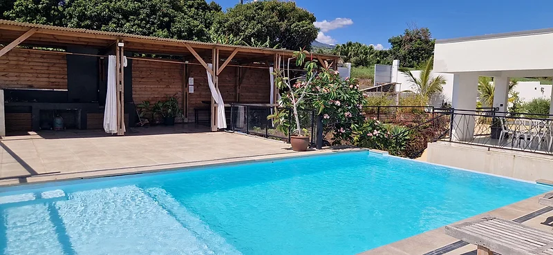 La piscine et la cuisine extérieure
