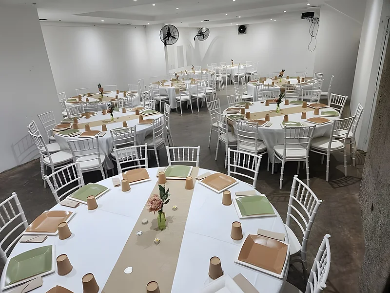 La salle dressée pour un groupe