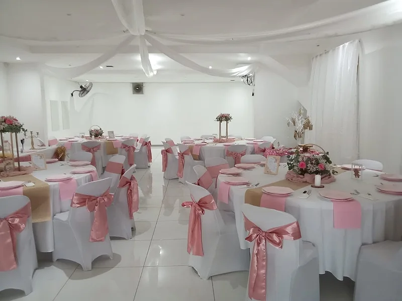 La salle dressée pour un mariage
