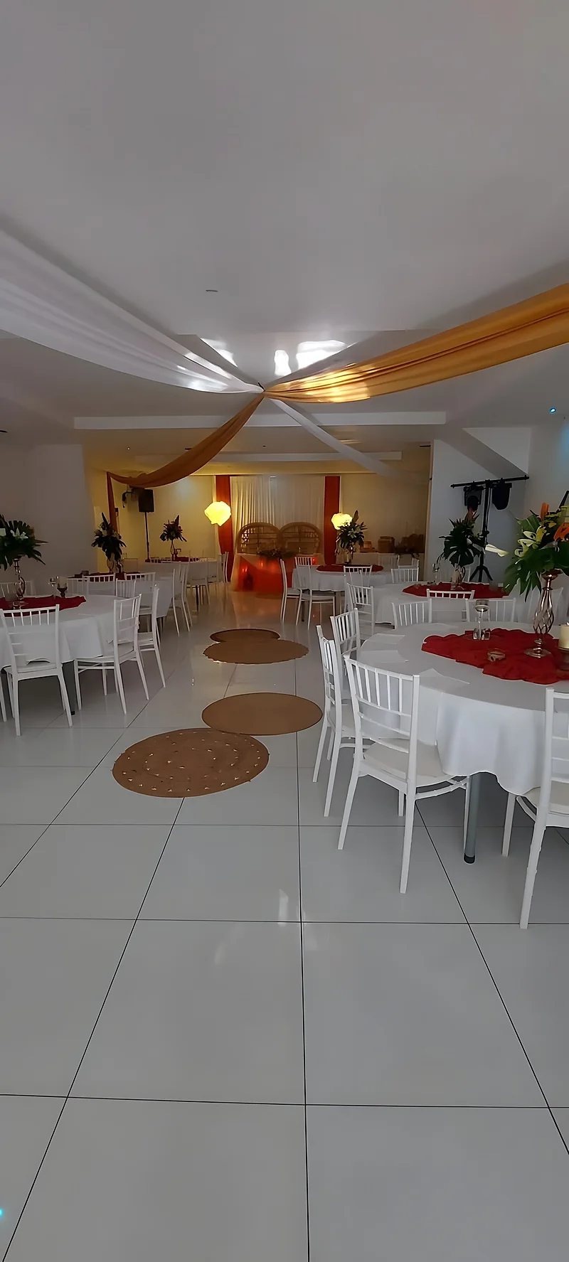 La salle habillée de voilages orange