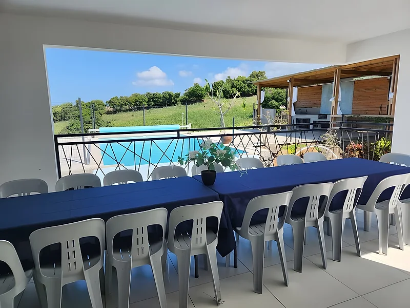Les tables dressées sur la terrasse, face à la piscine