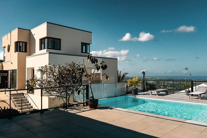 La villa, sa terrasse et la piscine, l'océan au fond